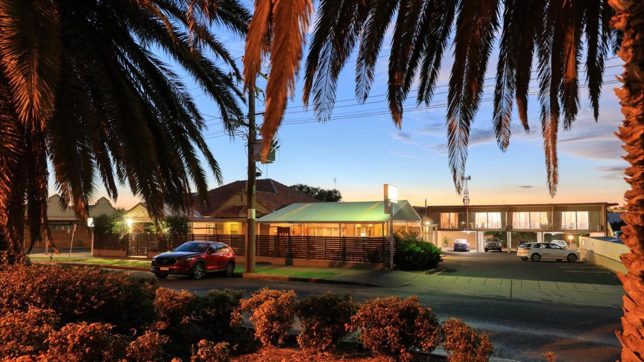 Court Street Motel Parkes Eksteriør bilde