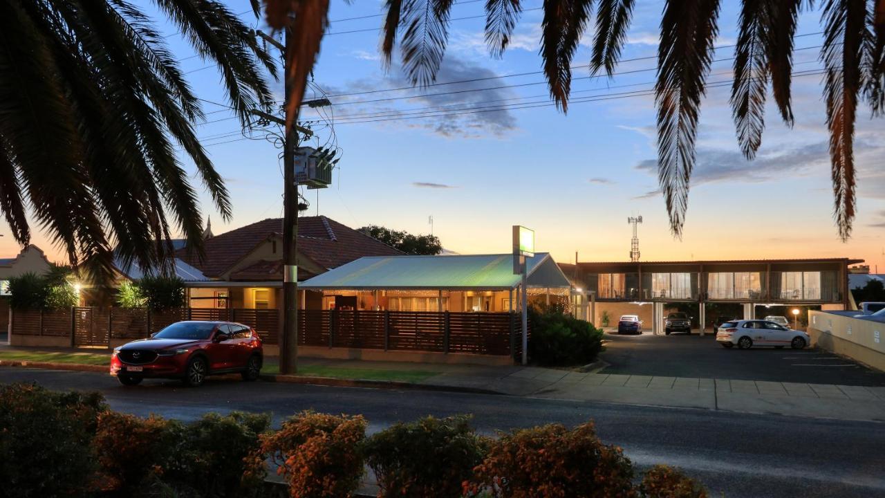 Court Street Motel Parkes Eksteriør bilde